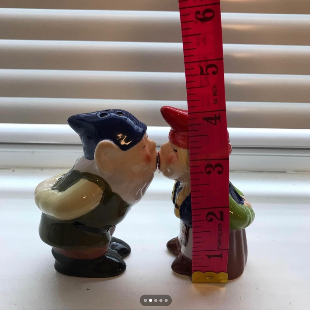 Gnome Salt and Pepper Shaker Set - Picture 4 of 4